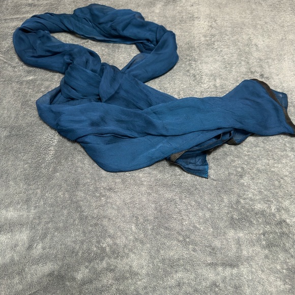 Woman’s long blue scarf - Picture 4 of 5